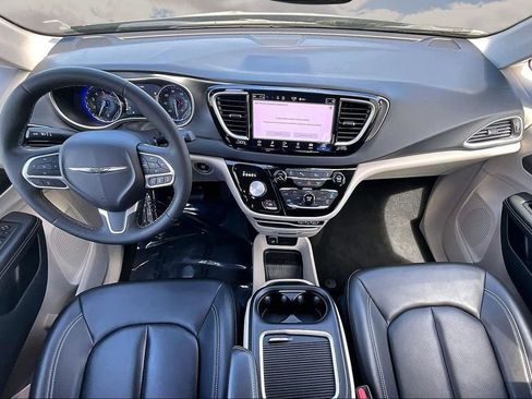 Used 2023 Chrysler Pacifica Touring-L image 7