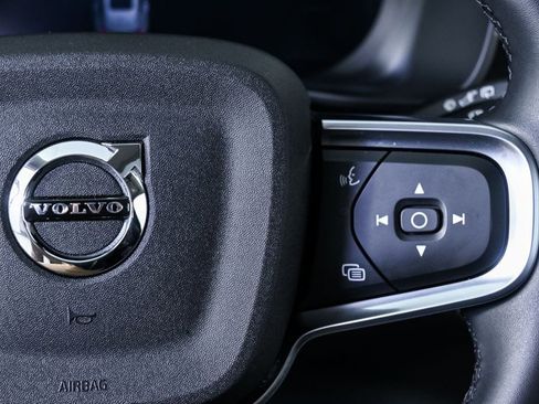 Certified 2025 Volvo XC40 B5 Core image 12
