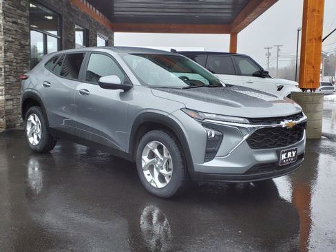 Used 2024 Chevrolet Trax LS w/ LS Convenience Package image 3