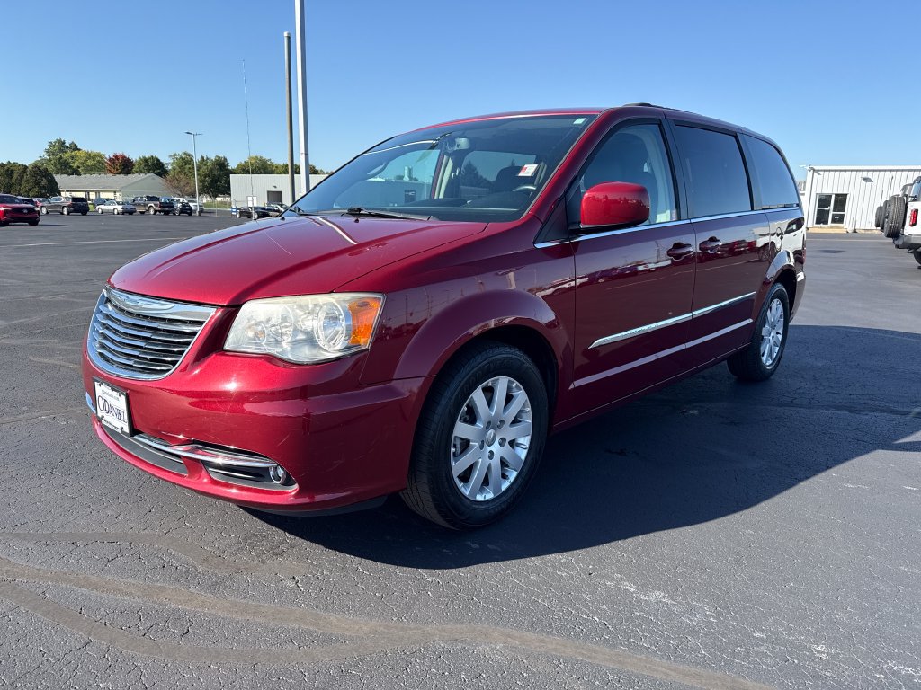 Used 2014 Chrysler Town & Country Touring FWD image 4