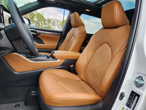 Used 2025 Toyota Highlander Platinum image 10