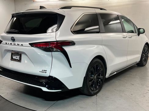 Used 2023 Toyota Sienna XSE w/ XSE Plus Package FWD image 5