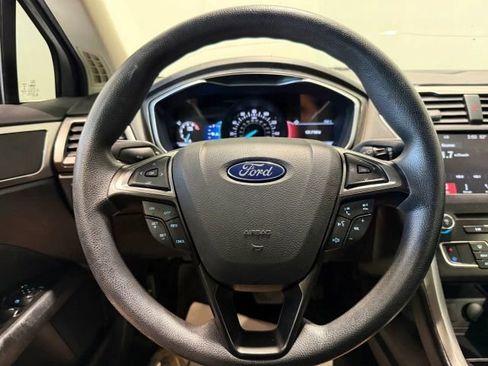 Used 2017 Ford Fusion SE w/ Fusion SE Technology Package FWD image 12