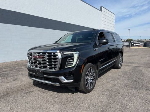 Used 2025 GMC Yukon XL Denali w/ Denali Reserve Package AWD/4WD image 6