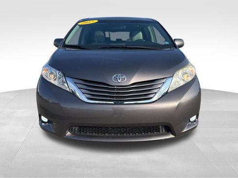 Used 2017 Toyota Sienna XLE image 5