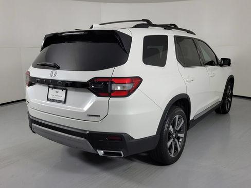 Used 2025 Honda Pilot Touring image 3