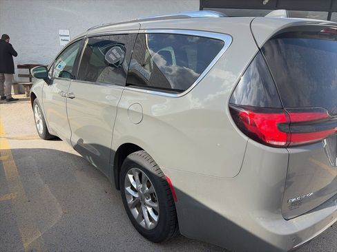 Used 2021 Chrysler Pacifica Touring-L image 1