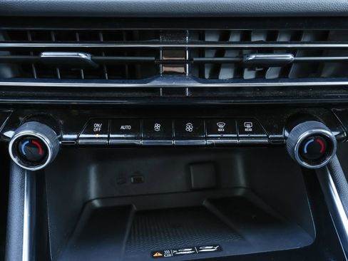 Used 2024 Chevrolet Traverse LT image 16