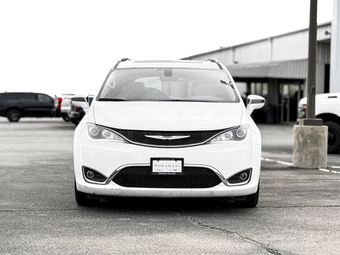 Used 2020 Chrysler Pacifica Limited image 2