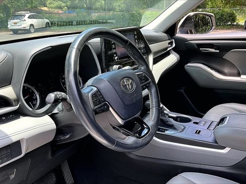 Used 2020 Toyota Highlander XLE FWD image 14