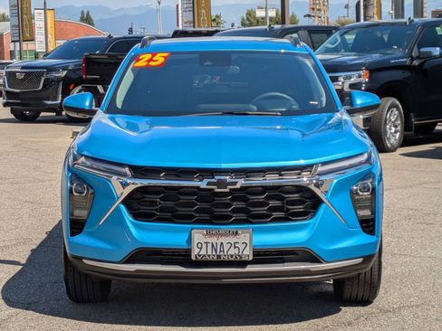 Used 2025 Chevrolet Trax LT w/ LPO, Blackout Package image 2