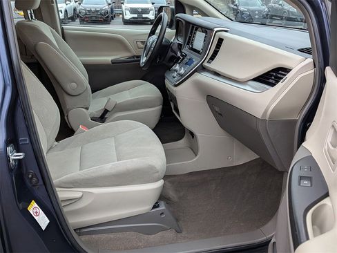 Used 2018 Toyota Sienna L image 20