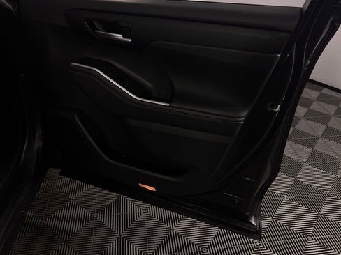 Used 2024 Toyota Highlander XLE image 31