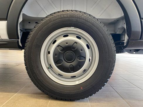 New 2025 Ford Transit 250 Low Roof RWD image 18