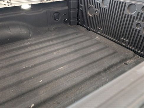 Used 2022 Nissan Frontier SV w/ SV Premium Package image 9