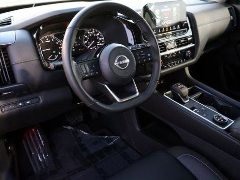 Certified 2025 Nissan Pathfinder SL image 19