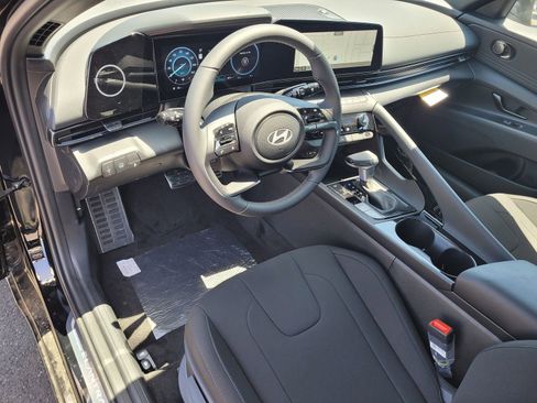 New 2025 Hyundai Elantra SEL image 11
