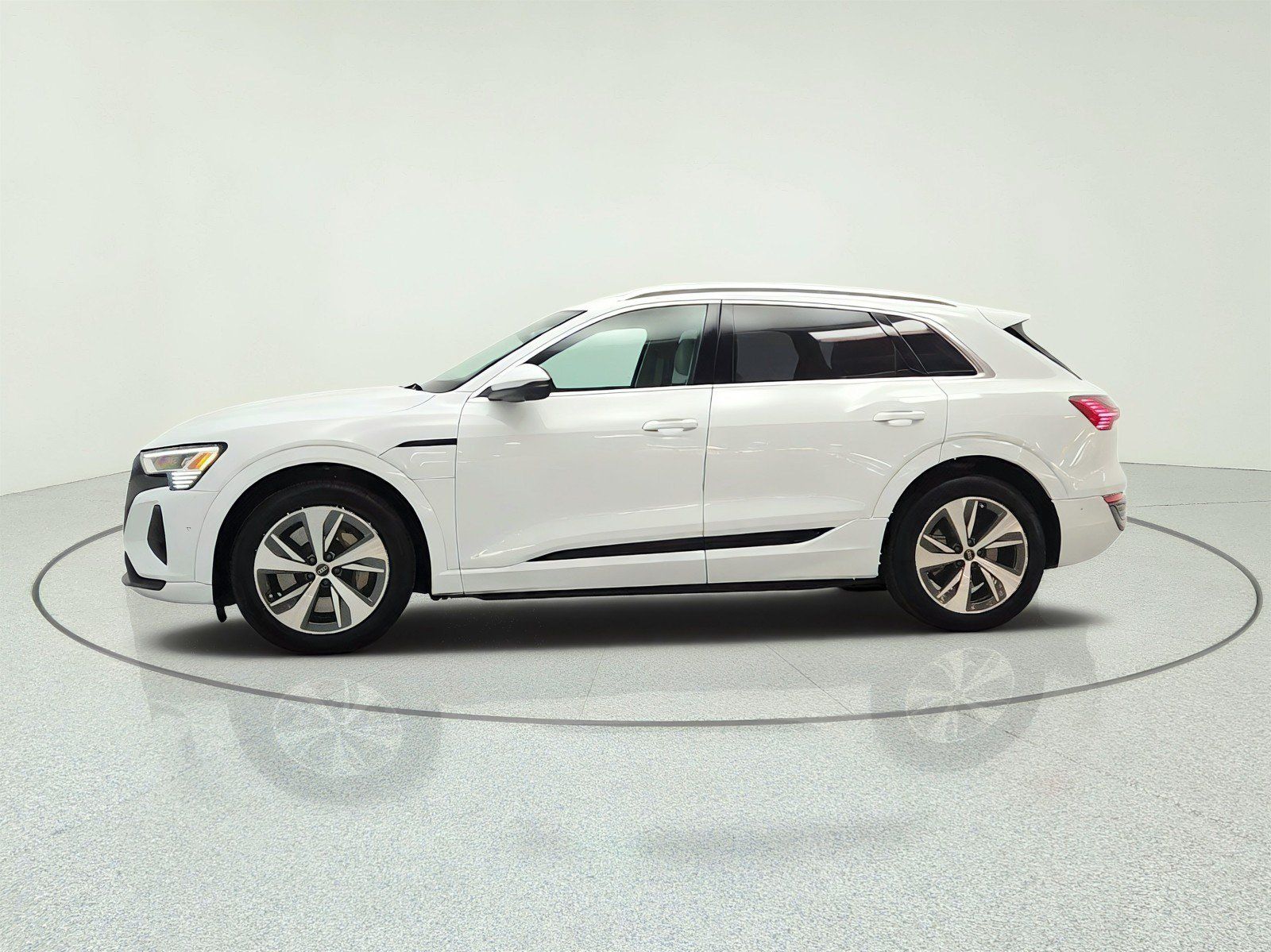 Used 2024 Audi Q8 e-tron Premium Plus w/ Premium Plus Package AWD/4WD image 8