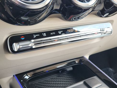 New 2025 Mercedes-Benz GLB 250 4MATIC image 18