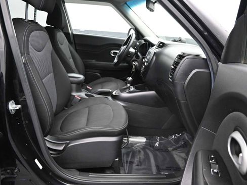 Used 2017 Kia Soul + image 11