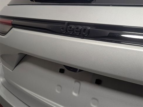 New 2025 Jeep Grand Cherokee Altitude image 8