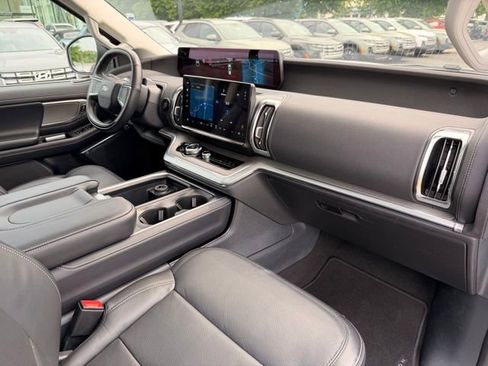 Used 2025 Ford Expedition Platinum AWD/4WD image 35