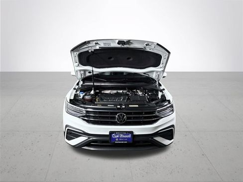 Certified 2024 Volkswagen Tiguan SE w/ Panoramic Sunroof Package AWD/4WD image 23