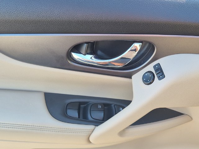 Used 2016 Nissan Rogue SV w/ SV Premium Package FWD image 13