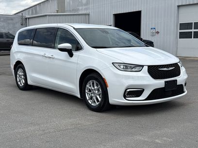 Used 2023 Chrysler Pacifica Touring-L
