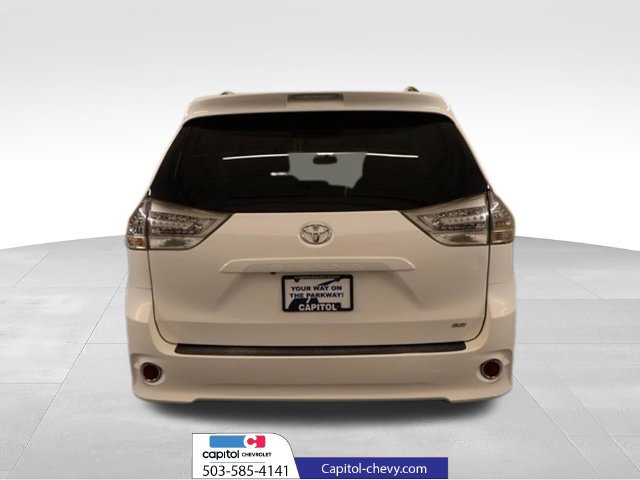 Used 2016 Toyota Sienna SE FWD image 3