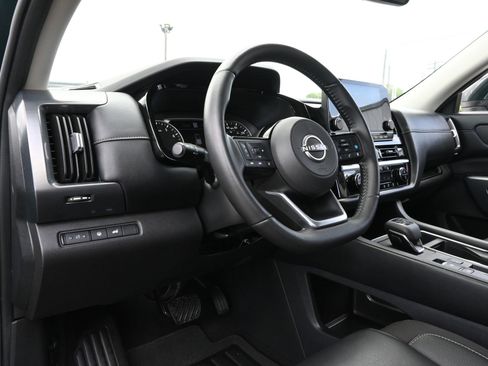 Used 2025 Nissan Pathfinder SL FWD image 15