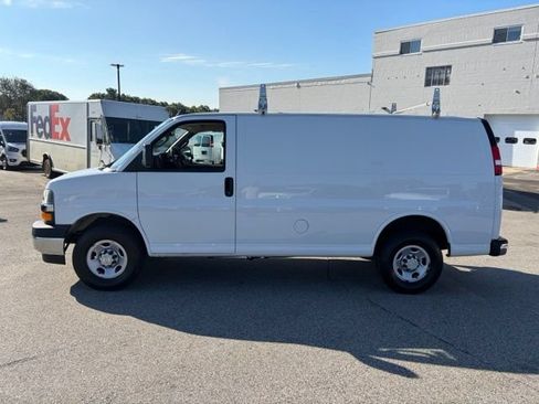 Used 2022 Chevrolet Express 2500 w/ Driver Convenience Package RWD image 6