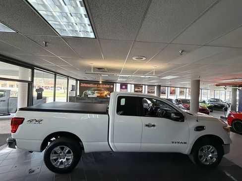Used 2017 Nissan Titan SV image 5