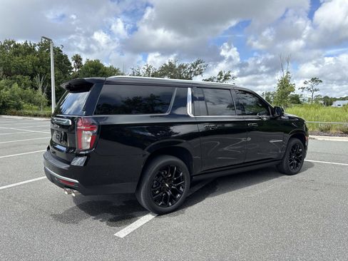 Used 2023 Chevrolet Suburban High Country w/ Advanced Technology Package RWD image 3