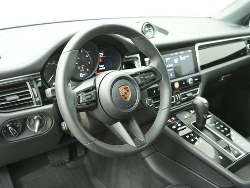 Certified 2026 Porsche Macan AWD/4WD image 4