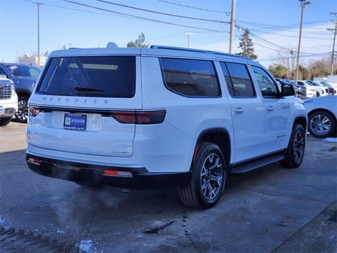 Used 2023 Jeep Wagoneer L Series III image 5