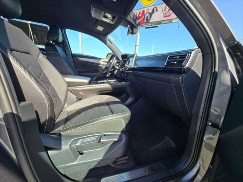 Used 2025 Volkswagen Atlas Cross Sport SE FWD image 12