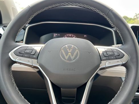 Used 2025 Volkswagen Taos SE image 17