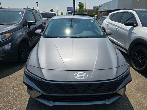 Used 2025 Hyundai Elantra Limited FWD image 6