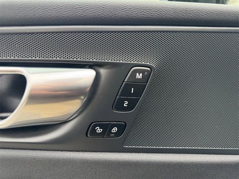 Certified 2025 Volvo XC60 B5 Core image 12