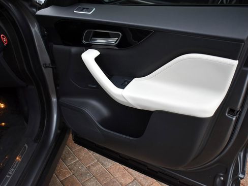 Used 2018 Jaguar F-PACE R-Sport image 47