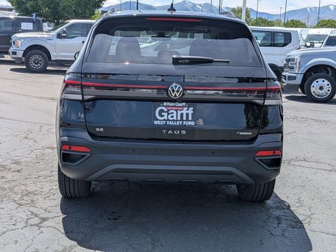 Used 2025 Volkswagen Taos SE AWD/4WD image 5