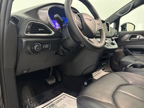Used 2025 Chrysler Pacifica Select FWD image 28