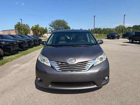 Used 2017 Toyota Sienna XLE Premium FWD image 12