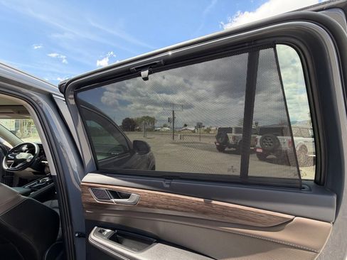 Used 2025 Volkswagen Atlas SEL AWD/4WD image 32