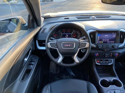 Used 2024 GMC Terrain SLT image 8