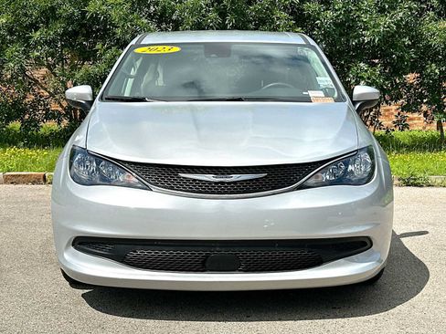 Used 2023 Chrysler Voyager LX FWD image 2