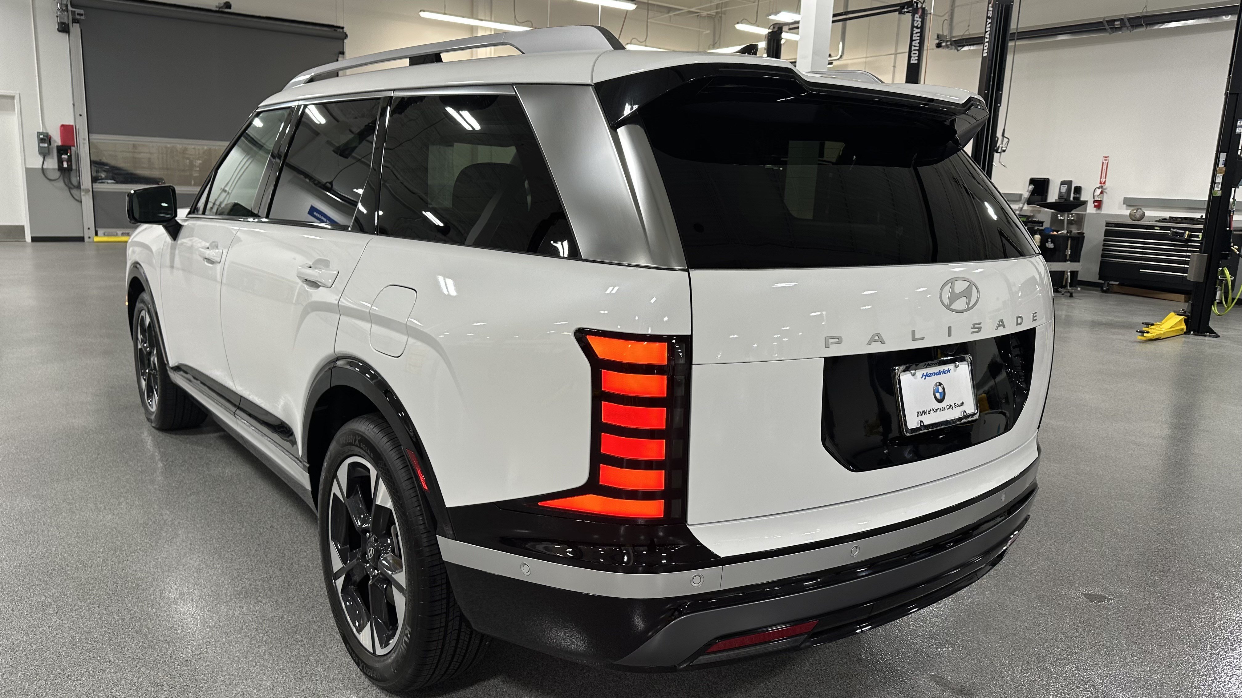 Used 2026 Hyundai Palisade Limited FWD image 8