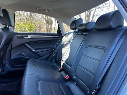 Used 2018 Volkswagen Passat 2.0T SE FWD image 17