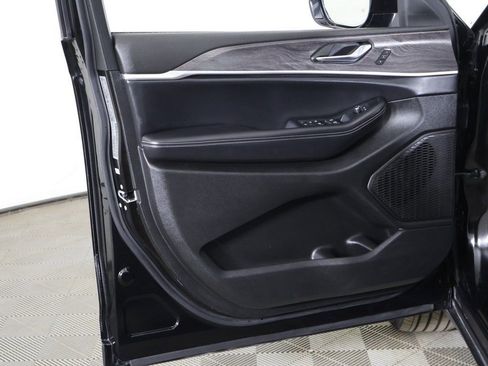 Used 2024 Jeep Grand Cherokee L Limited w/ Luxury Tech Group II image 28